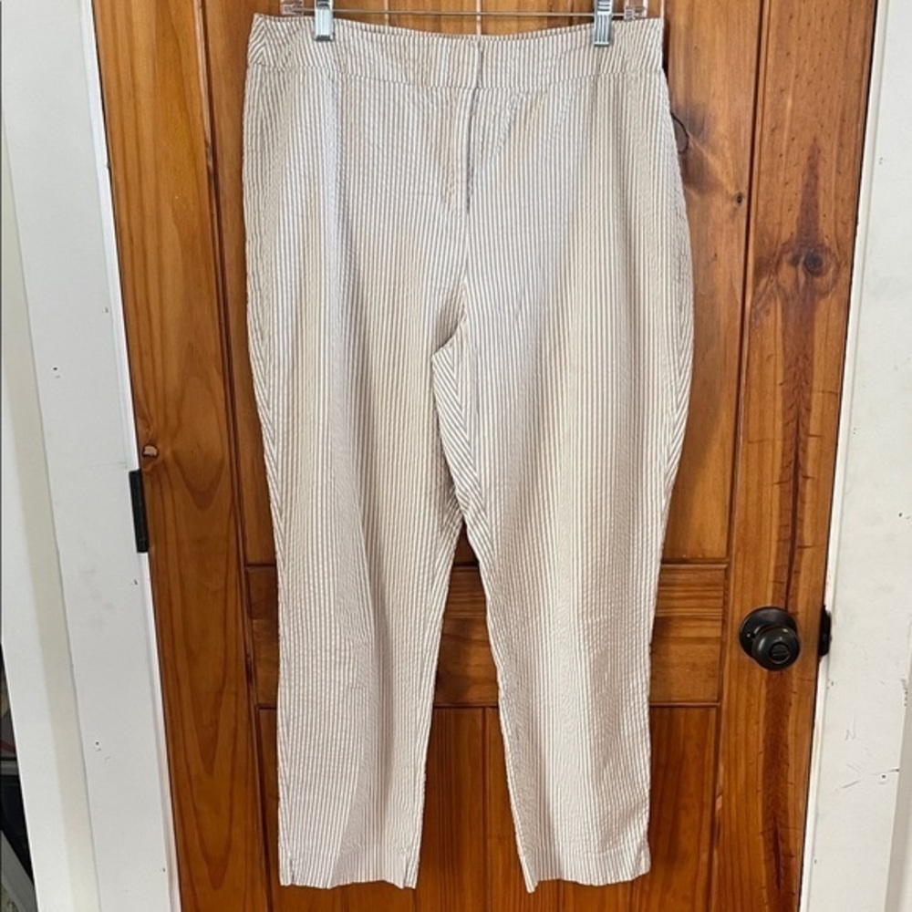 Chicos Seersucker ankle cropped pants beige tan white 1.5 flat front